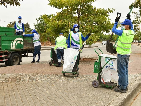 El Municipio de Guayaquil realiza limpieza y barrido tres veces por semana en áreas clave, recolectando toneladas de desechos.
