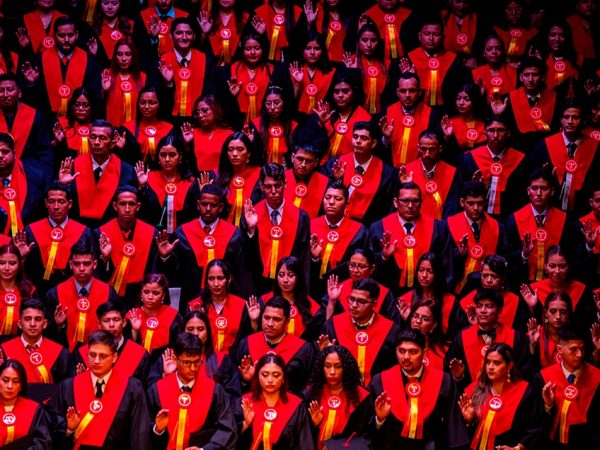 240 jóvenes guayaquileños culminaron estudios técnicos gracias a un programa municipal que impulsa carreras técnicas.