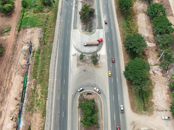 El Municipio de Guayaquil finalizó la reconstrucción del cuarto retorno en la Vía a la Costa y mejora circulación de vehículos pesados.