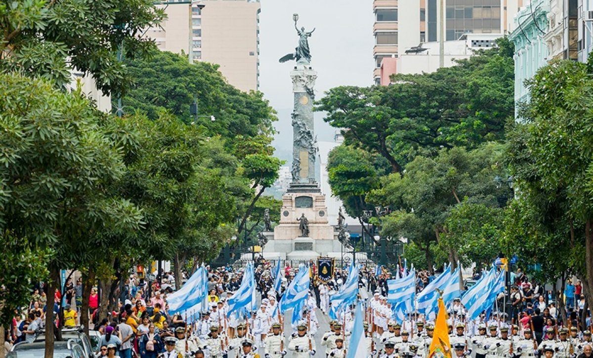 Más de 15.000 estudiantes participaron este sábado en un desfile cívico en el centro de Guayaquil por el aniversario 490 de fundación.