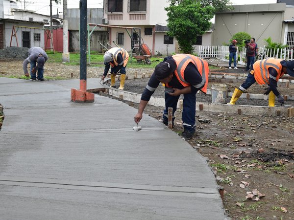Guayaquil impulsa un plan de regeneración urbana con 33 nuevos parques que transforman áreas deterioradas en zonas de convivencia.