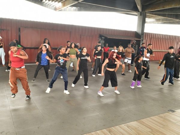 Cada fin de semana, jóvenes de barrios populares de Guayaquil practican danza afro en Guayarte, alejándose de entornos violentos.