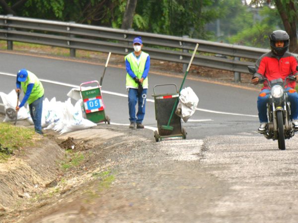 Durante tres días, un operativo especial en Guayaquil limpió vías principales, recolectó residuos y lavó espacios públicos.