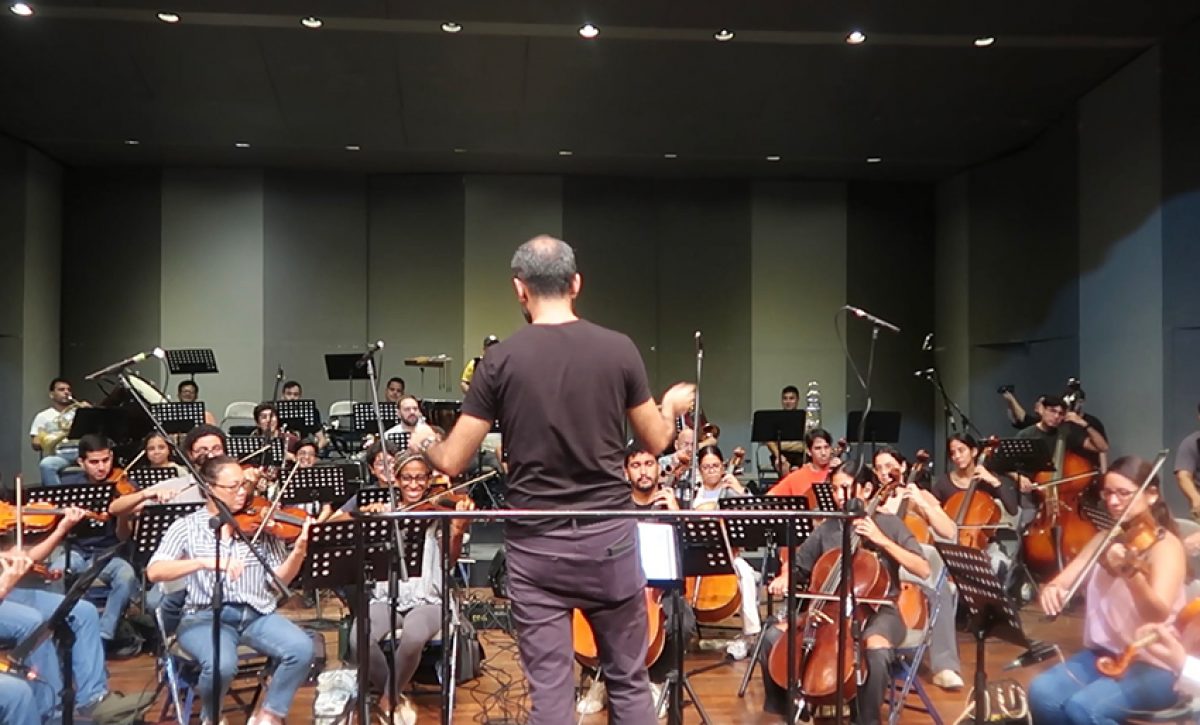 La Orquesta Filarmónica Municipal de Guayaquil y la banda Droz presentan una versión sinfónica de “Sangre de Campeón”.