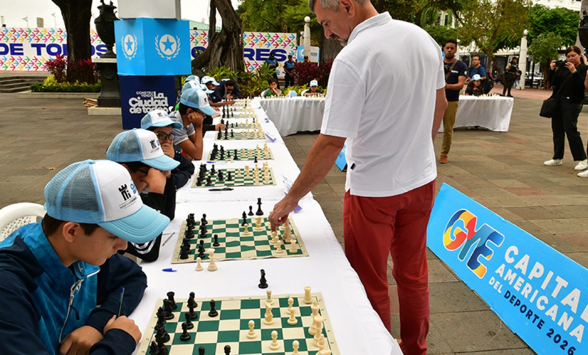 Veinte jóvenes disputaron partidas simultáneas con el maestro internacional Viktor Bologan en el Hemiciclo de la Rotonda.