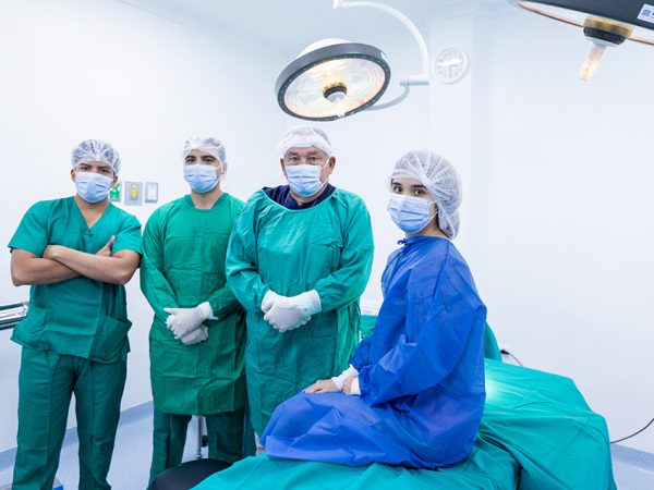 Más de 160 personas de escasos recursos han recibido cirugías gratuitas en Guayaquil durante 2025.