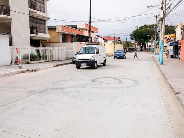 El Municipio de Guayaquil rehabilitó 1,7 km de vías en Los Almendros, mejorando pavimento, agua potable y colectores.