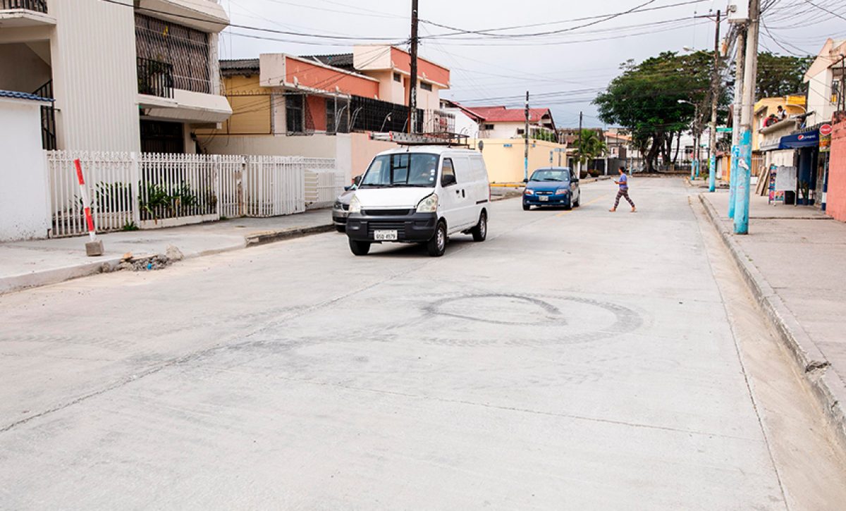 El Municipio de Guayaquil rehabilitó 1,7 km de vías en Los Almendros, mejorando pavimento, agua potable y colectores.
