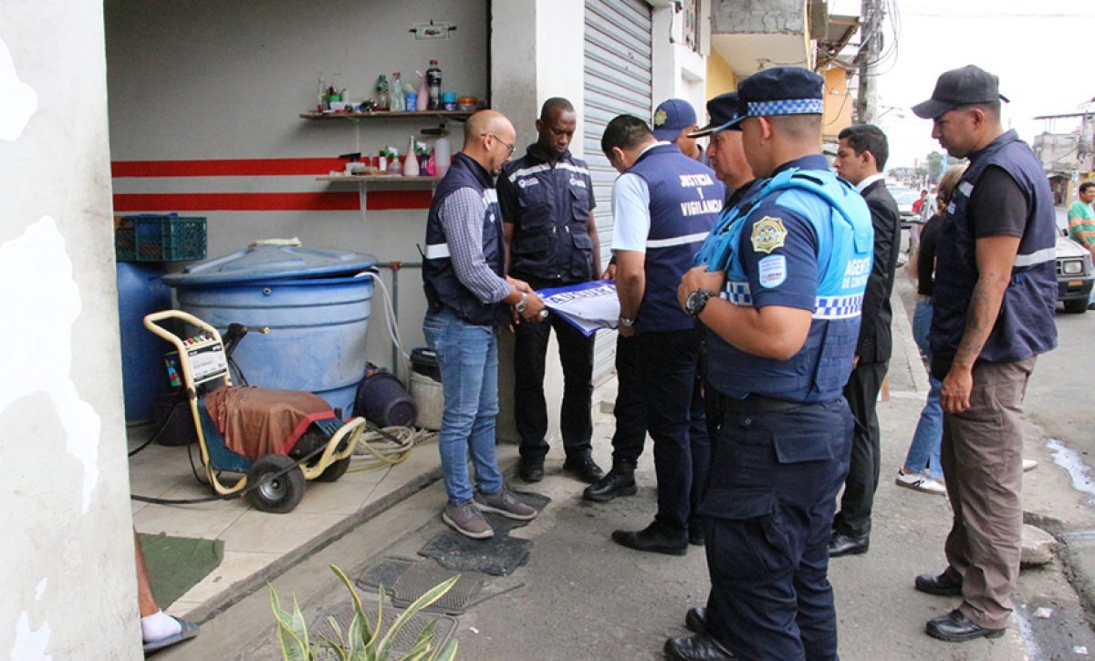 Un operativo interinstitucional en el Guasmo Norte de Guayaquil intervino más de 30 lavadoras de autos y clausuró seis locales.