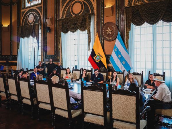 El Municipal de Guayaquil aprobó resoluciones sobre finanzas, homenajes y movilidad, destacando la suspensión del aplicativo VIPA.