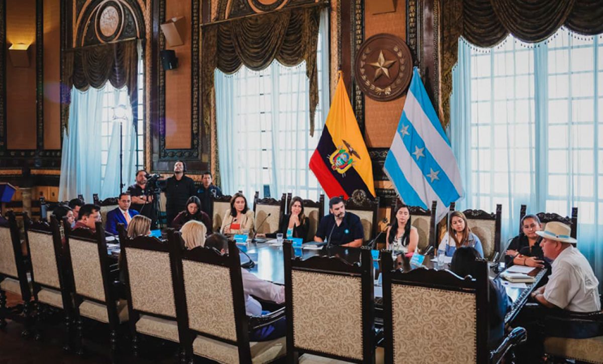 El Municipal de Guayaquil aprobó resoluciones sobre finanzas, homenajes y movilidad, destacando la suspensión del aplicativo VIPA.