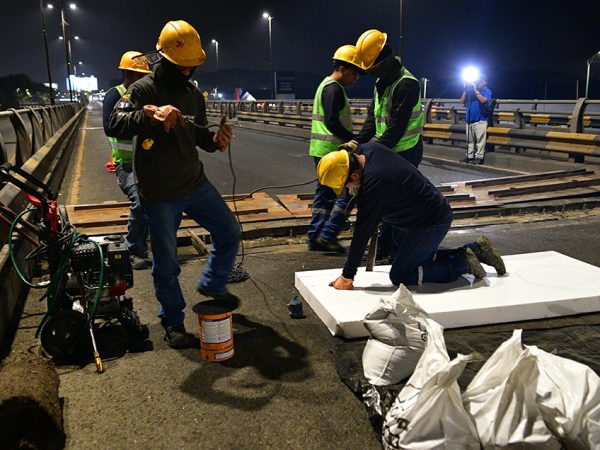 Los pasos elevados de la avenida Pedro Menéndez Gilbert en Guayaquil reciben mantenimiento para prolongar su vida útil.