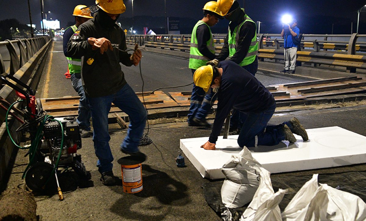 Los pasos elevados de la avenida Pedro Menéndez Gilbert en Guayaquil reciben mantenimiento para prolongar su vida útil.
