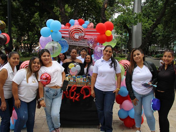 La Plaza Centenario de Guayaquil fue escenario de una feria que reunió a 730 participantes de talleres gratuitos.
