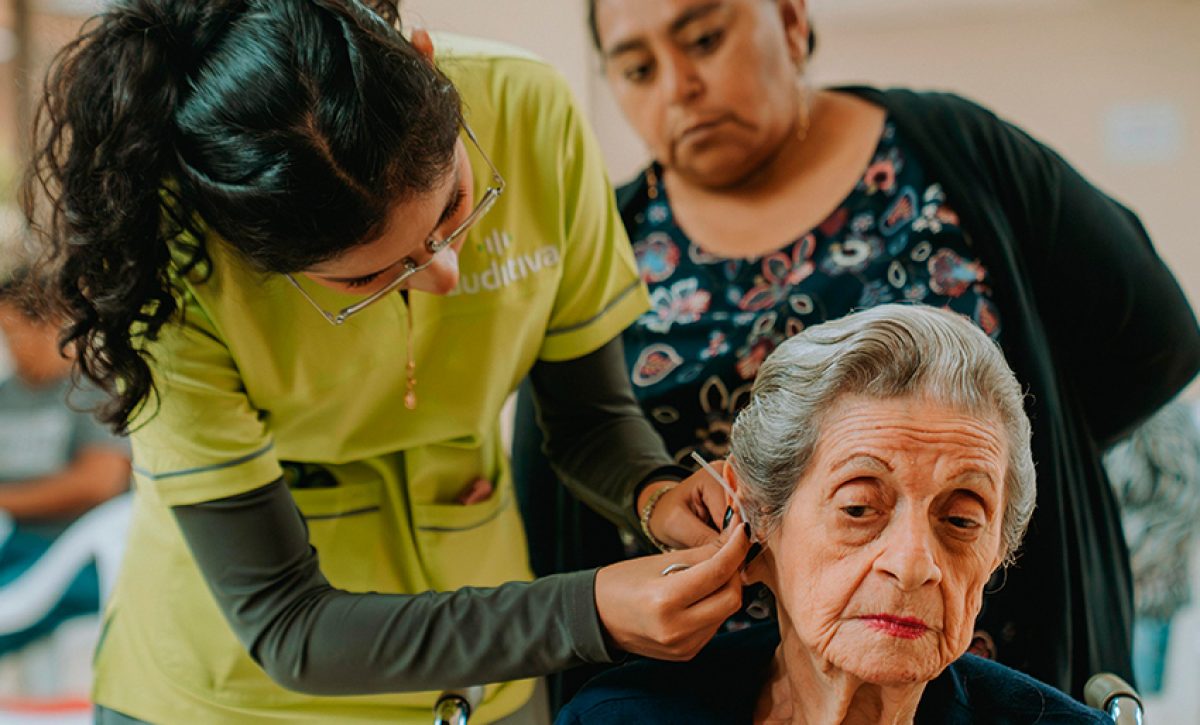 Más de 900 personas de Guayaquil se beneficiarán en 2025 con la entrega gratuita de prótesis auditivas que impulsa el Municipio.