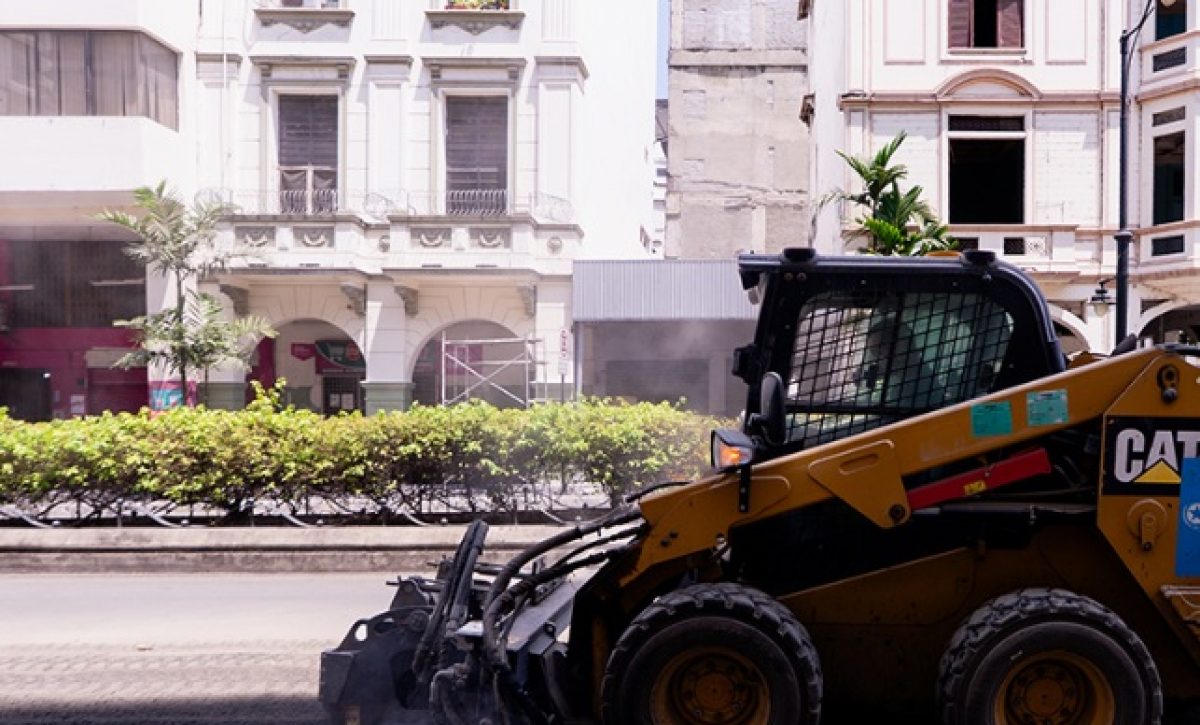 El Municipio de Guayaquil ejecuta trabajos de mantenimiento vial en la ciudad para mejorar la movilidad y reforzar la seguridad.
