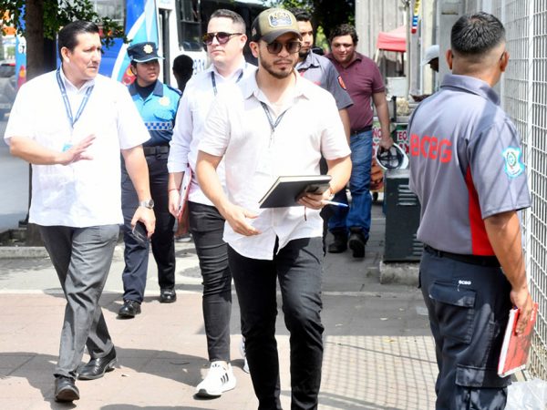 Municipio de Guayaquil inspeccionó comercios en La Atarazana y La FAE para verificar permisos municipales y cumplimiento de normativas.