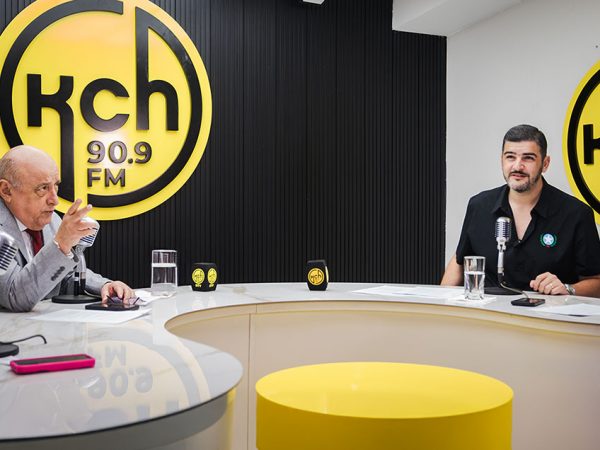 El alcalde de Guayaquil presenta un plan vial integral que incluye nueva infraestructura y una empresa pública para mejorar el transporte.