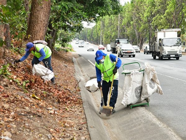 La Alcaldía de Guayaquil ejecuta operativos de limpieza cuatro veces por semana en la Vía a la Costa para mantener la salud pública.