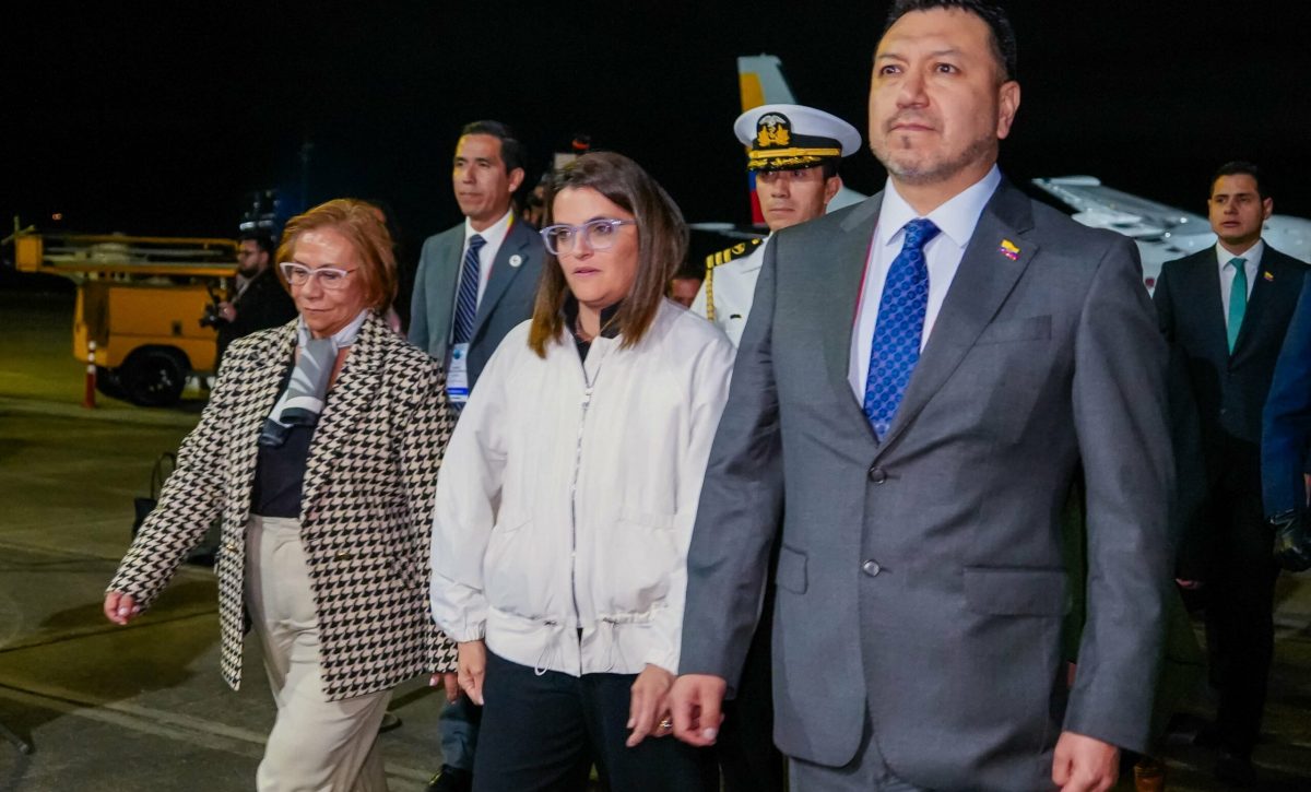 María José Pinto (c), vicepresidente de Ecuador, arribó a Colombia para reunirse con otros presidentes. FOTO: @Vice_Ec.