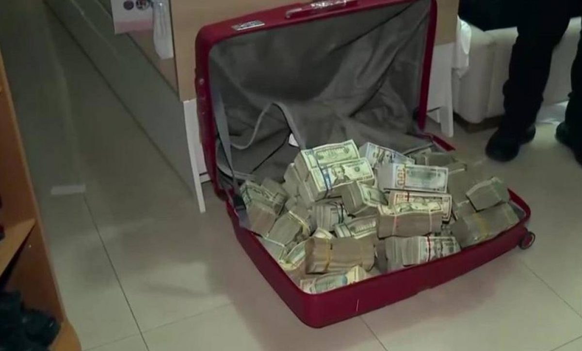 El dinero lo incautaron durante un allanamiento en una urbanización.