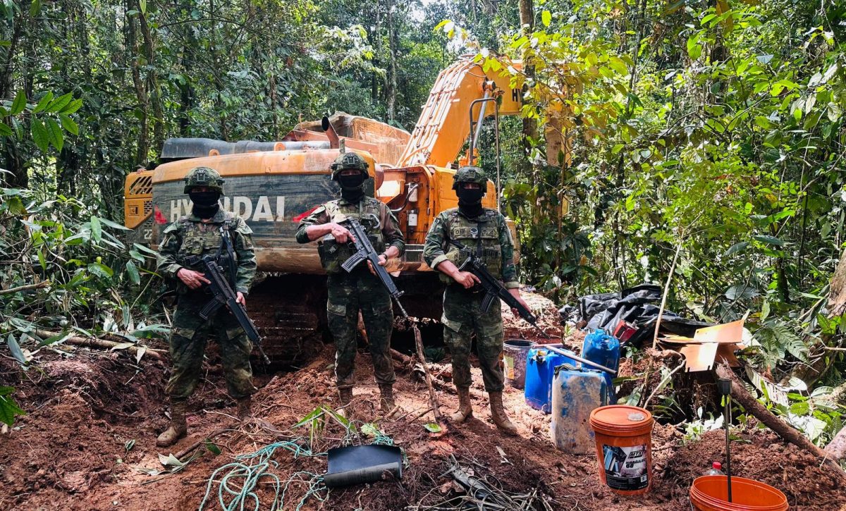 Miembros de las Fuerzas Armadas desmantelaron un campamento para la minería ilegal.