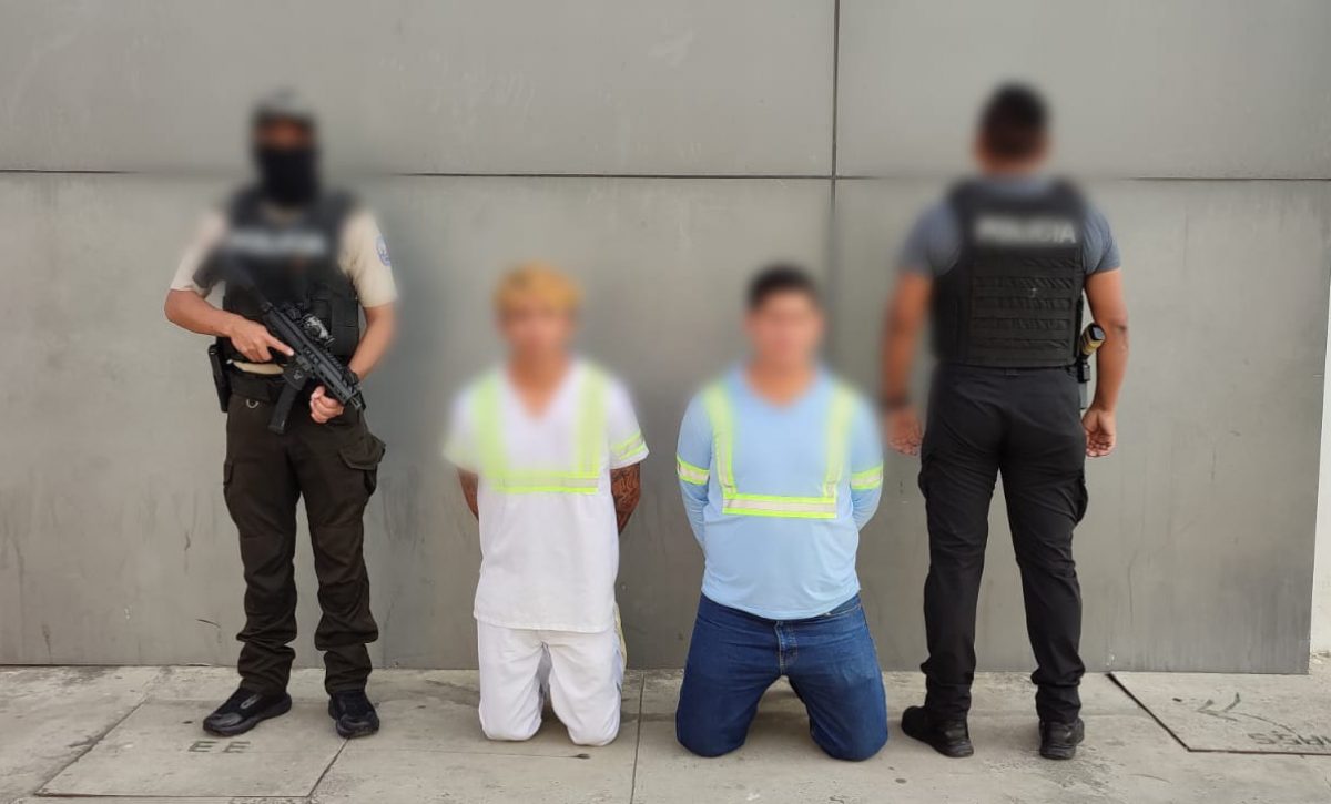 Dos hombres detenidos son acusados del delito de extorsión.