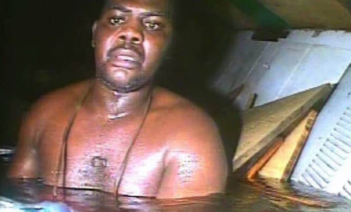 Harrison Okene, un cocinero nigeriano, sobrevivió tres días atrapado bajo el agua a 30 metros de profundidad.
