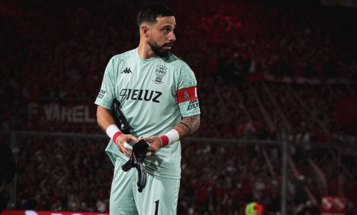 Hernán Galíndez responde con 'orgullo ecuatoriano' a los insultos de hinchas argentinos en su retorno al arco de Huracán