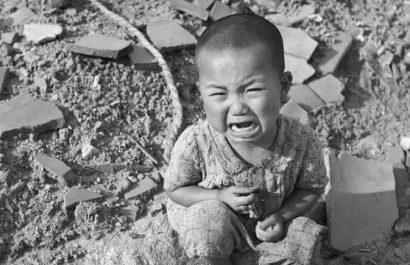 El 6 de agosto de 1945, un artefacto nuclear cargado de Uranio-235 bautizado como "Little Boy", hacía blanco en la ciudad de Hiroshima. Aproximadamente 80.000 personas murieron al instante, a fines de ese año serían 140.000.