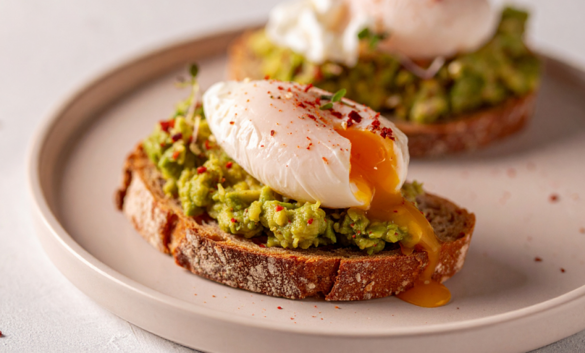 Huevo pochado en minutos Aprende la técnica ideal para su preparación El huevo pochado es ideal para desayunos.