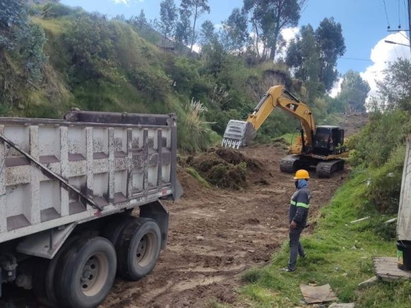 Inicia adoquinado de calle Carapungo tras 30 años de espera