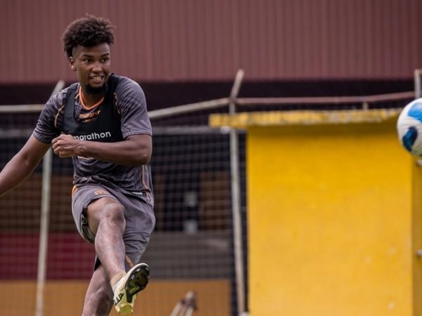 Jhonnier Chalá podría reforzar la defensa del Delfín.