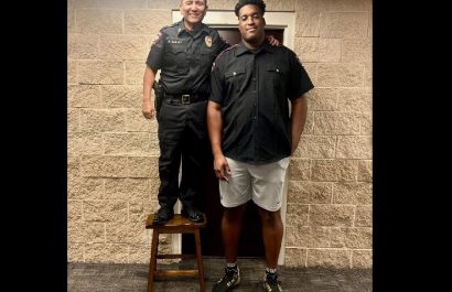 Jordan Wilmore, un cadete de policía de Texas, se ha vuelto viral en redes sociales debido a su altura de 2,20 metros.