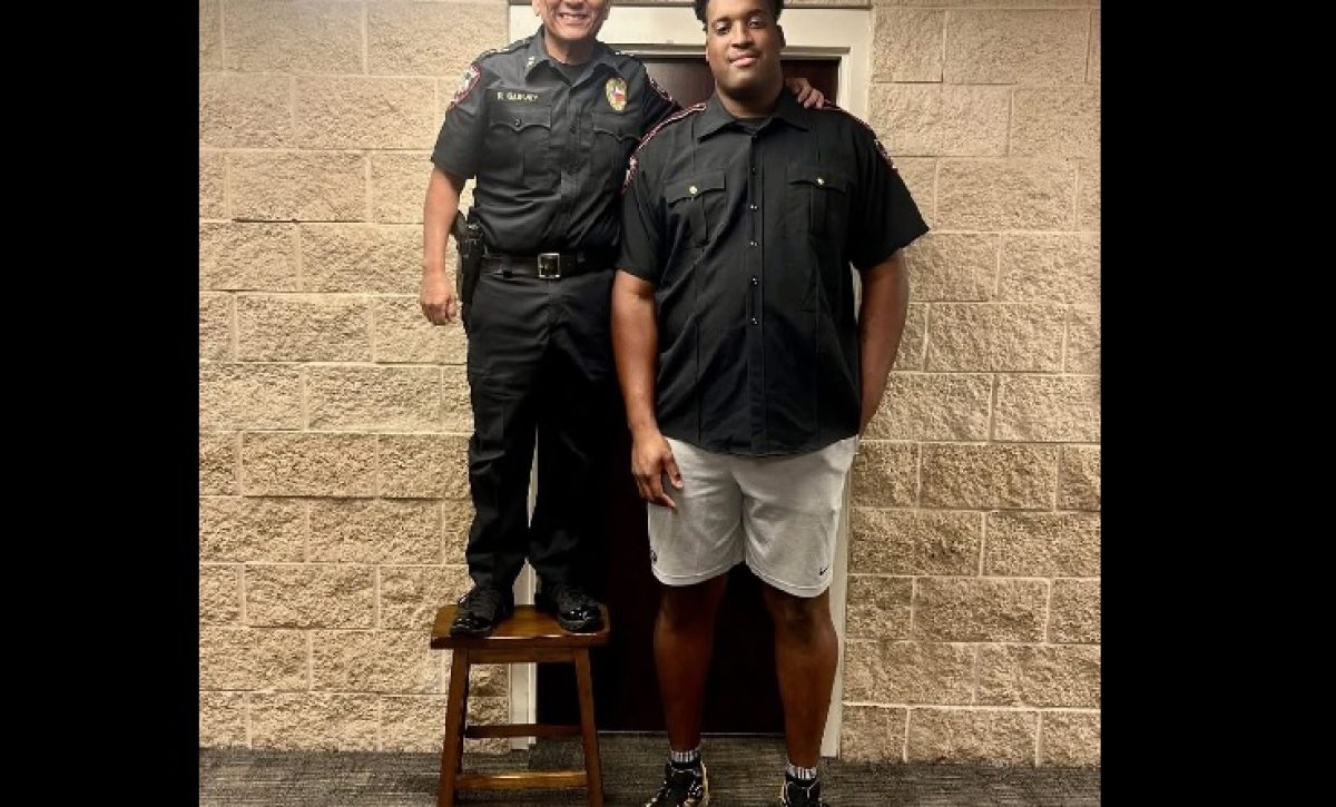 Jordan Wilmore, un cadete de policía de Texas, se ha vuelto viral en redes sociales debido a su altura de 2,20 metros.