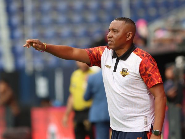 Juan Carlos León se defiende de quienes dudan de su capacidad para dirigir un club grande y denuncia arbitraje “injusto” ante Barcelona SC. León.