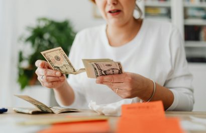 Jubilados denuncian retrasos en la devolución del IVA y esperan audiencia clave.