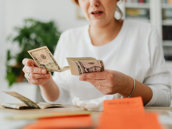 Jubilados denuncian retrasos en la devolución del IVA y esperan audiencia clave.