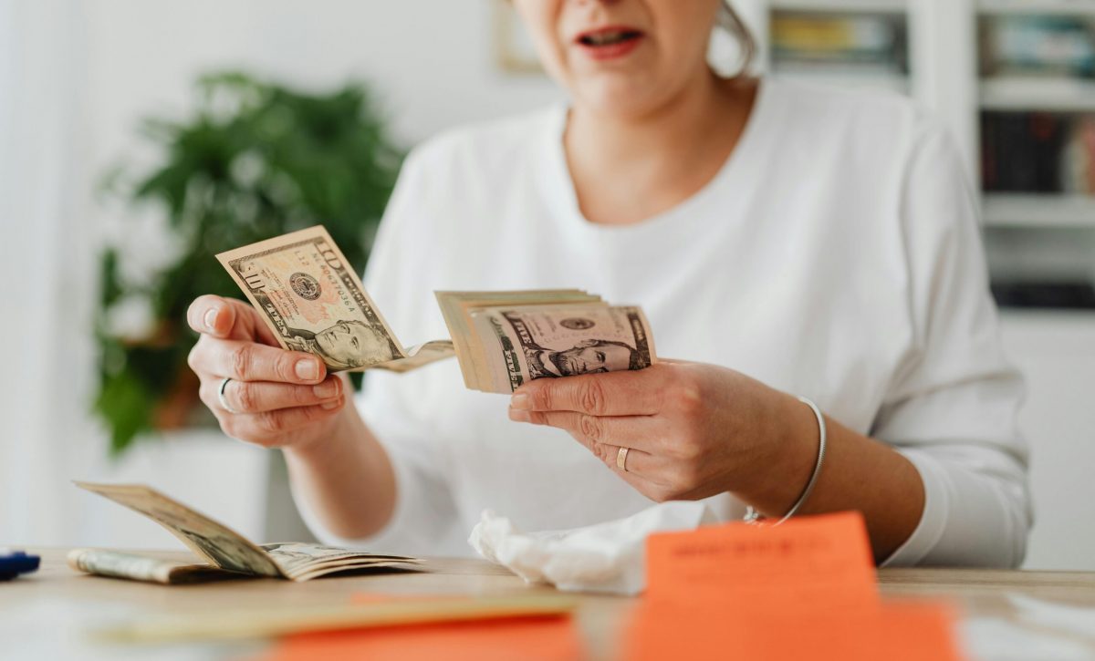 Jubilados denuncian retrasos en la devolución del IVA y esperan audiencia clave.