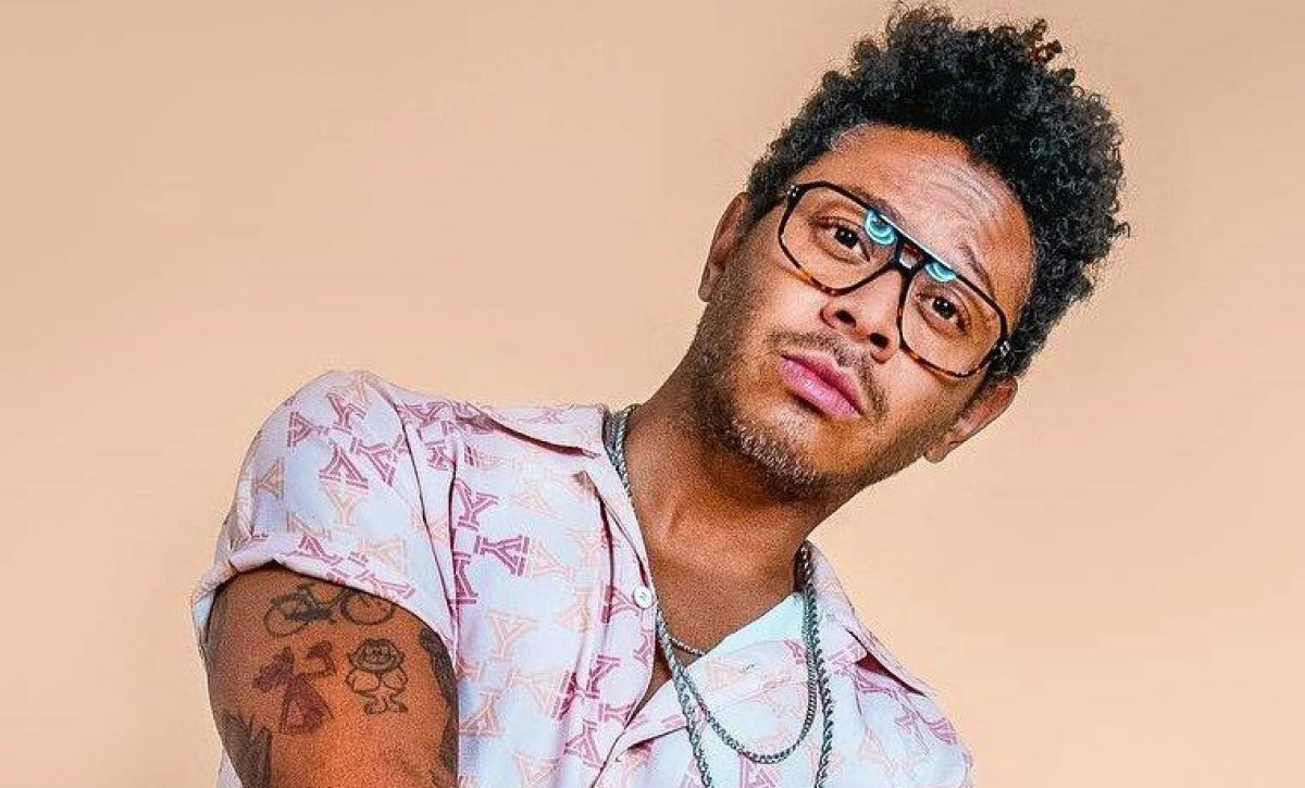 Kalimba, conocido por su voz única, nunca soñó con ser cantante; su pasión inicial era el fútbol