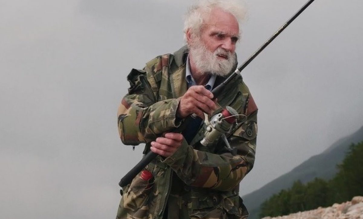 Ken Smith, un inglés de 66 años, ha vivido durante cuatro décadas en una cabaña improvisada junto a un lago en las tierras altas de Escocia.
