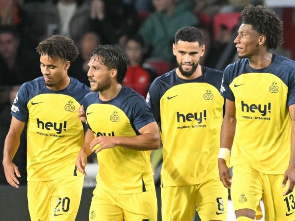 Kevin Rodríguez (derecha) celebra con sus compañeros la victoria de Union Saint-Gilloise ante PSV.