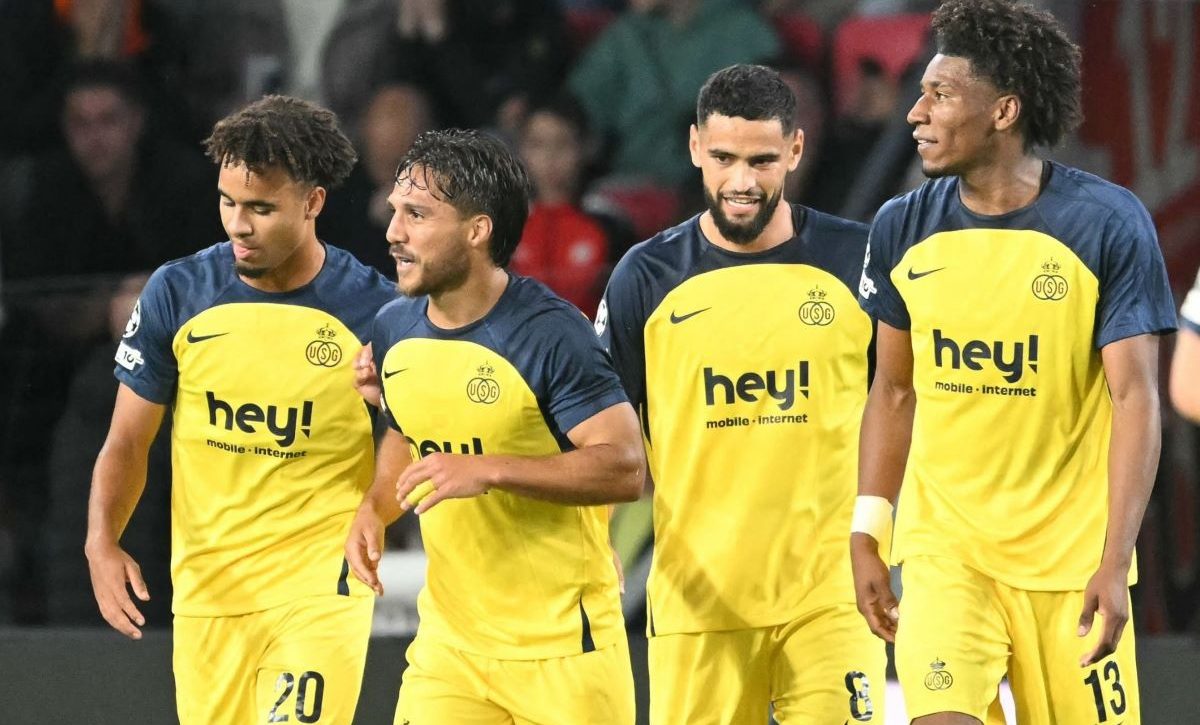 Kevin Rodríguez (derecha) celebra con sus compañeros la victoria de Union Saint-Gilloise ante PSV.