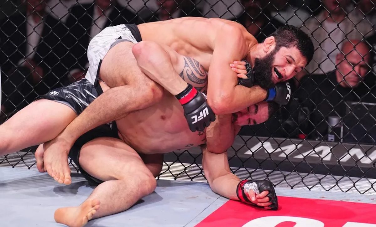 Khamzat Chimaev se coronó campeón de peso medio de la UFC al vencer por decisión unánime a Dricus Du Plessis en el evento estelar de UFC 319.