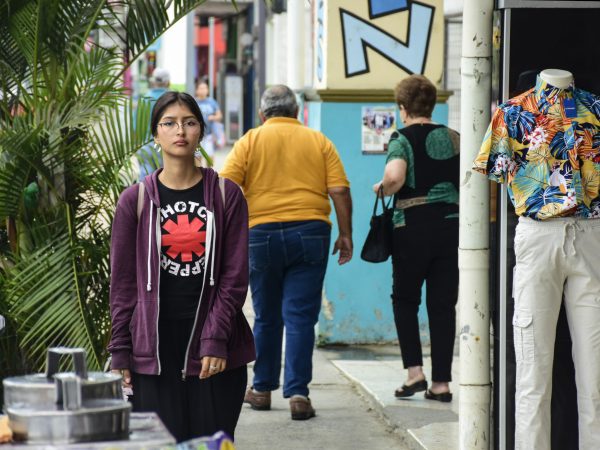 Una ciudadana camina con ropa abrigada por las calles de Portoviejo