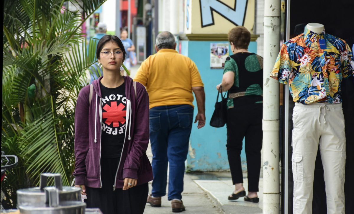 Una ciudadana camina con ropa abrigada por las calles de Portoviejo