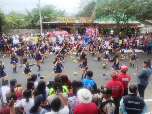 Estudiantes de varios planteles educativos participaron en el tradicional desfile.