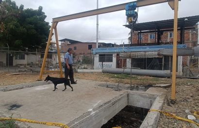 De Los Esteros de Manta, salen 15.000 metros cúbicos de aguas servidas al mar. Los trabajos se realizan en la estación de bombeo.