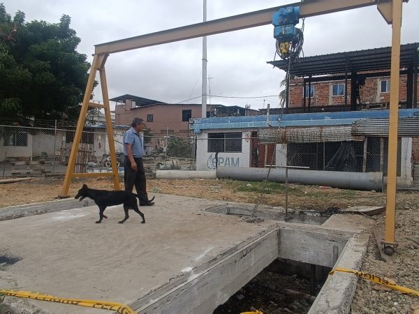 De Los Esteros de Manta, salen 15.000 metros cúbicos de aguas servidas al mar. Los trabajos se realizan en la estación de bombeo.