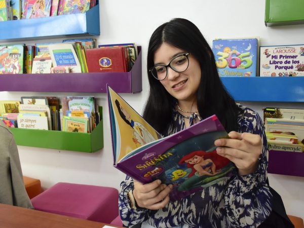 A Luisa Barrera, le gusta leer los cuentos. Sus preferidos son los de la sirenita.